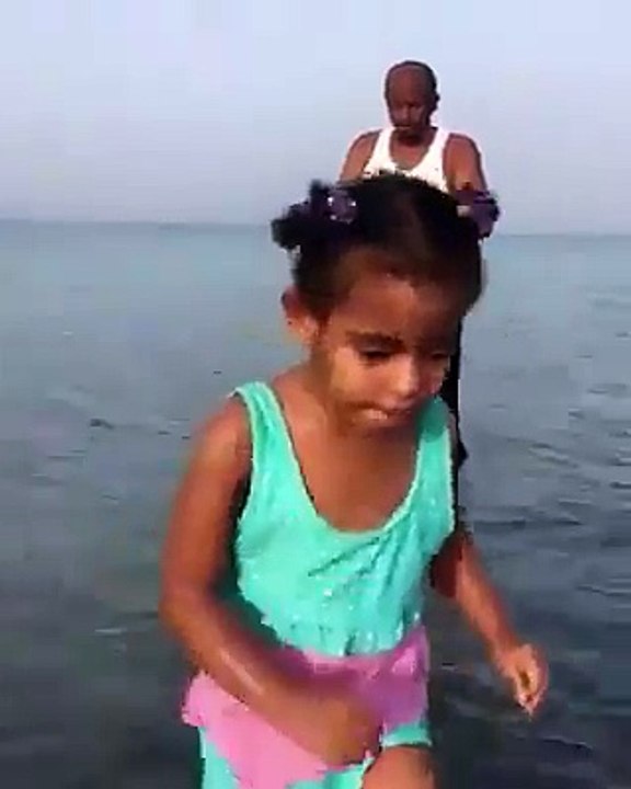 su üzerinde namaz bu şekilde kılınmaz ayakta weya oturarak kılınır bu şekilde namaz kılmak zulümdür