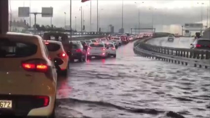أمطار غزيرة تغرق شوارع إسطنبول