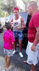 pára o carro para dar autógrafo a criança