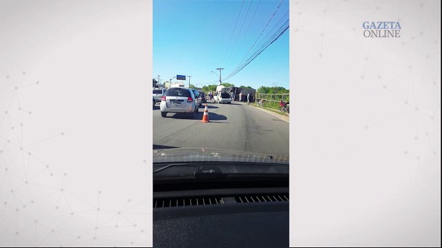 Internauta registra carreta tombada na curva do Hospital Dório SIlva