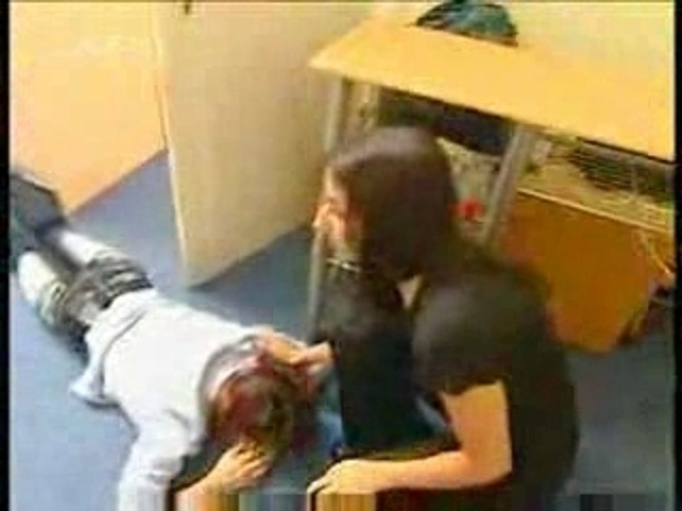 Un allemand qui frappe sa mère !