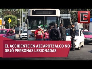 Choque vial entre trolebús y vehículo en calzada Camarones