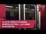 Mujer arriesga su vida colgada de las puertas del Metro