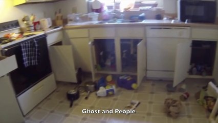 Poltergeist! Assustador! Objetos saindo do lugar dentro de uma casa.