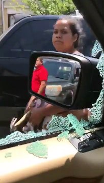 Une femme fachée détruit les vitres de la voiture de son ex-mari avec ses enfants à l'intérieur