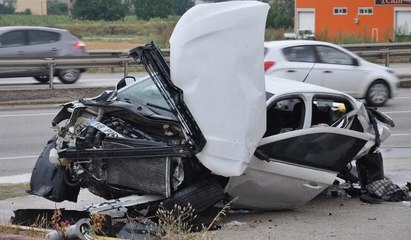 Hurdaya dönen otomobilden sağ kurtuldu