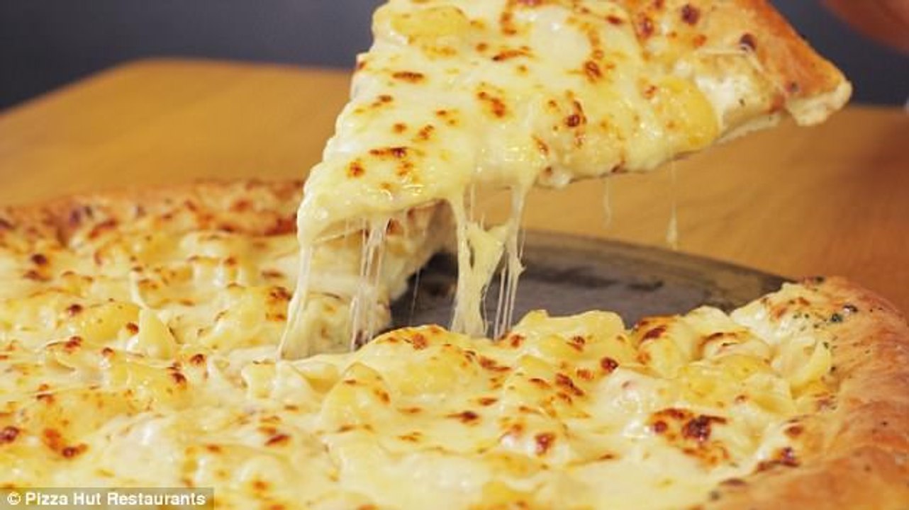 Pizza Hut launches pizza covered MACARONI CHEESE-Buzzviewers