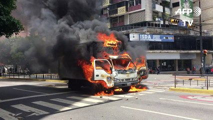 Incendian camión en Venezuela en protesta