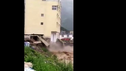 Five storey building collapses due to flooding ● HD