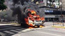 Manifestantes incendeiam caminhão em Caracas