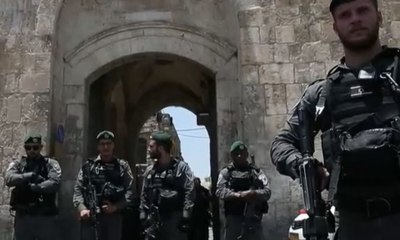 Protes Pemasangan "Metal Detector" Berakhir Ricuh