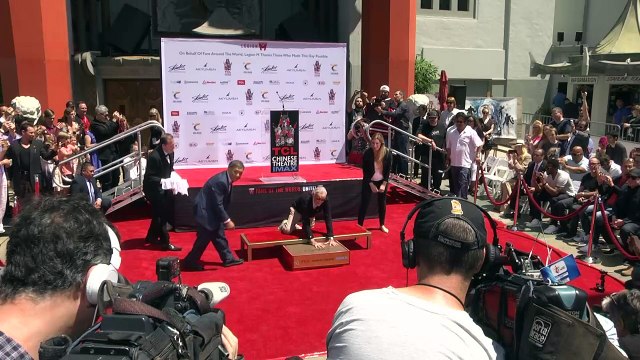 Stan Lee, leyenda de Marvel, plasma sus huellas en Hollywood