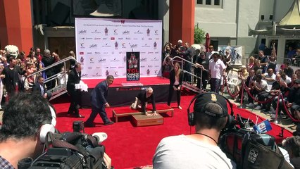 Stan Lee, leyenda de Marvel, plasma sus huellas en Hollywood