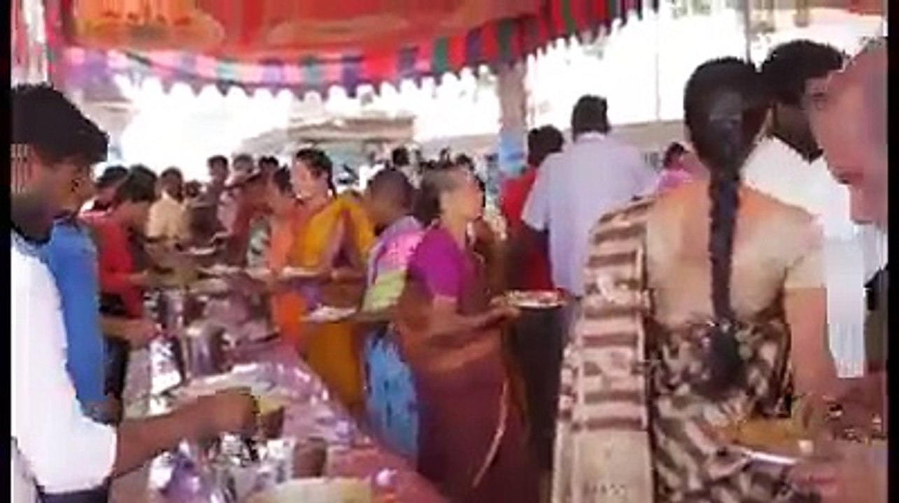 सभी ये वीडियो देखे और बताए की इस प्यारी बच्ची ने जो भी किया वो सही किया क्या