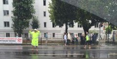 Yağmura Aldırış Etmeyen Trafik Polisleri Çıplak Ayakla Göreve Devam Etti