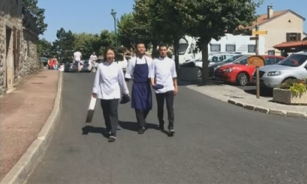 Koki Ini Buat Kue Pai Stroberi Terbesar di Dunia