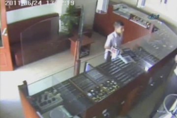 Cet enfant de 12 ans va stopper un braqueur armé... Quel courage