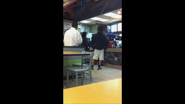 Cet employé de McDo pète un cable et éclate 2 clients agressifs