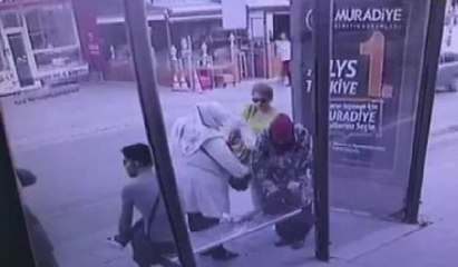Otobüs beklerken bir anda kendilerini yerde buldular
