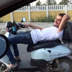 Koltuğuna Sırt Üstü Yattığı Motosikleti Tek Elle Kullanıyor
