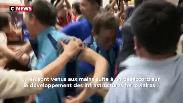 Scène de chaos au parlement taïwanais où une bagarre générale a éclaté à cause d'un désaccord... sur les trains ! -VIDÉO