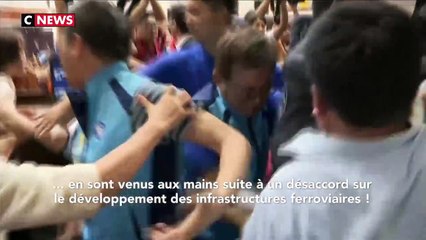 Scène de chaos au parlement taïwanais où une bagarre générale a éclaté à cause d'un désaccord... sur les trains ! -VIDÉO