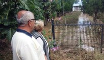 Silivri'de evleri sular altında kalan yaşlı çift gözyaşları içerisinde evlerini seyretti