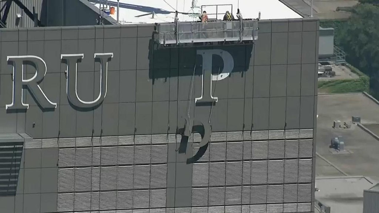 Trump se cae de una torre de Toronto