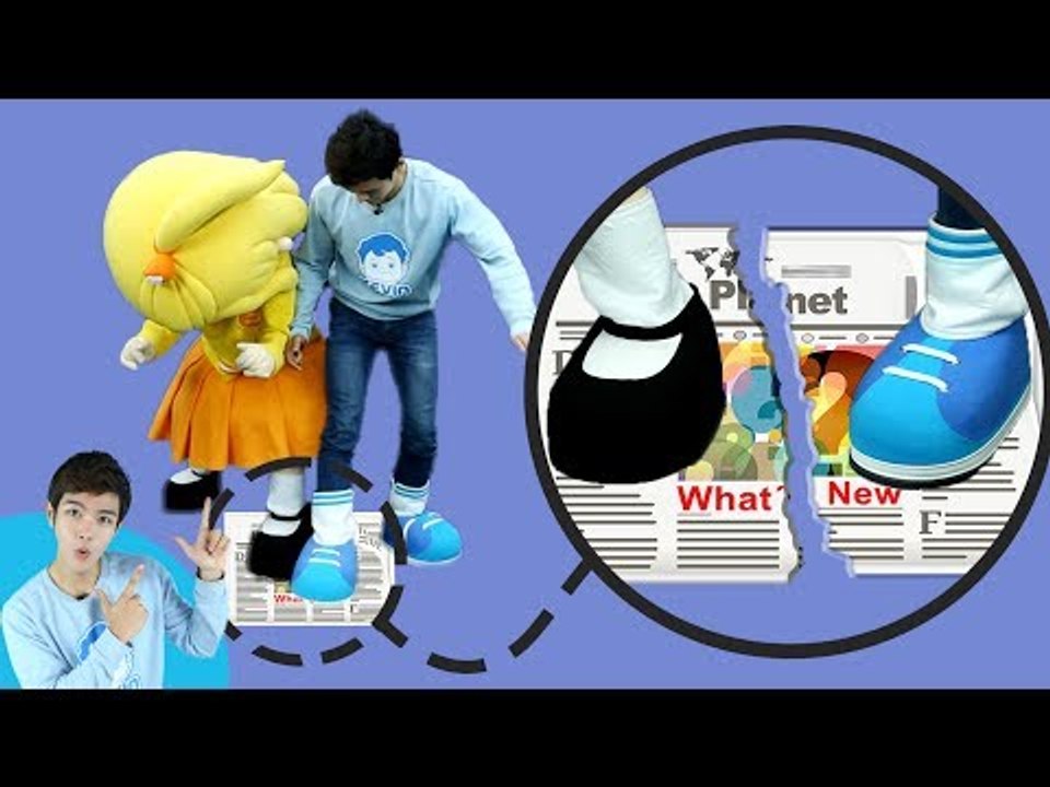 영차영차~ 캐빈과 꼬마엘리의 발로하는 신문지 줄다리기 놀이 | 캐리앤 플레이