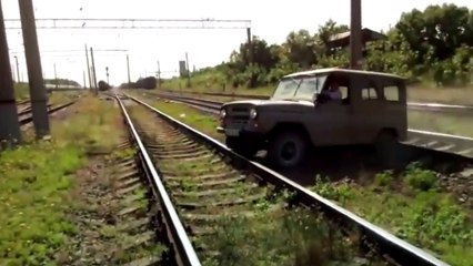 Cet homme n'aurait pas dû essayer de traverser les voix ferrées avec son 4X4 !