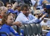 Mets fans boo Chris Christie after he catches foul ball