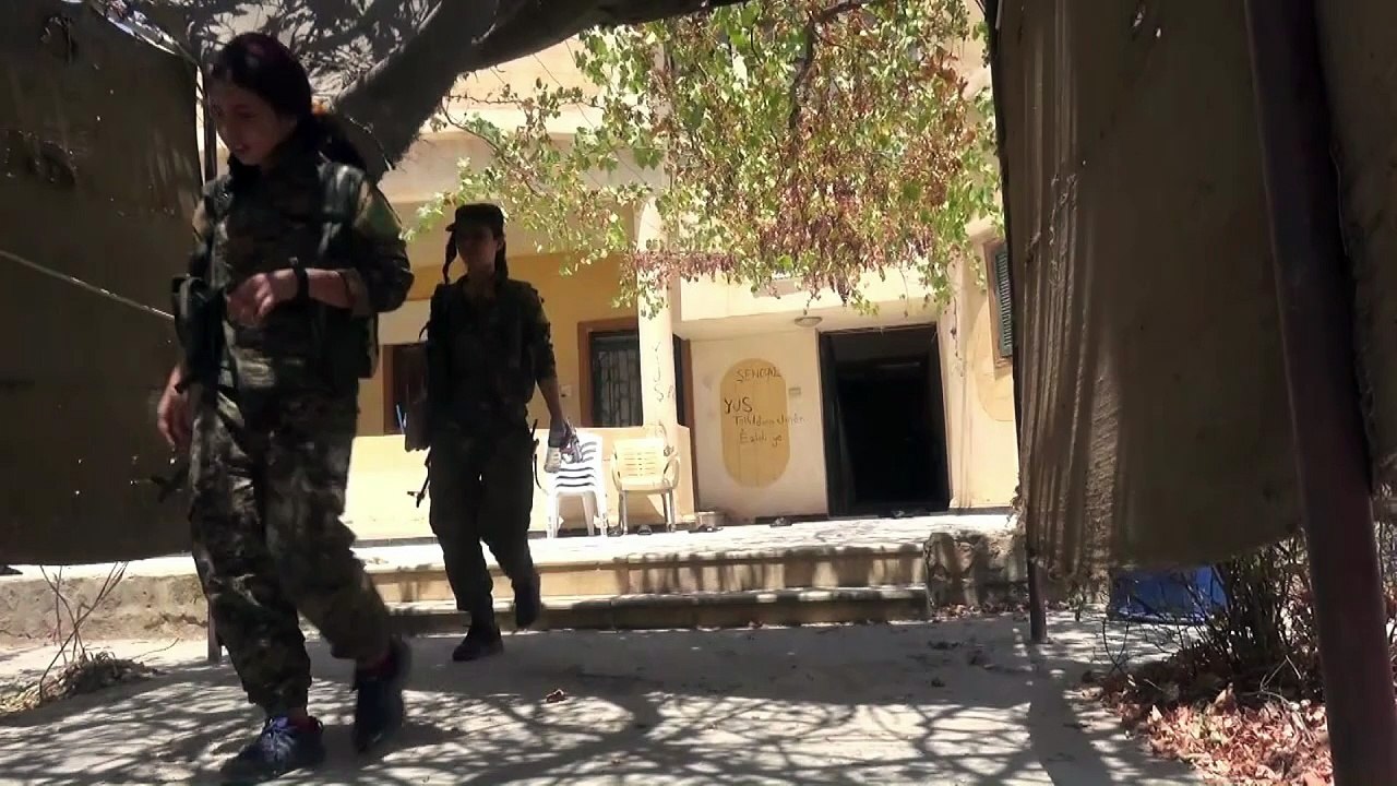 ايزيديات على خطوط القتال في الرقة