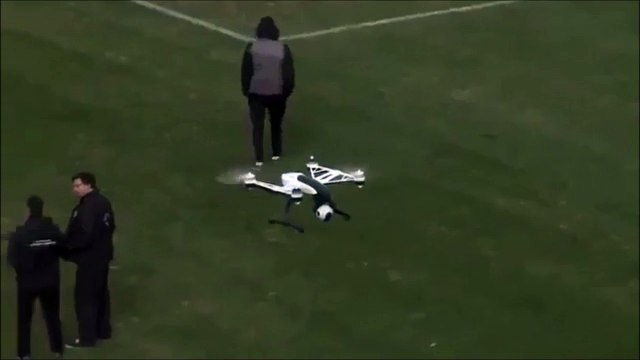 Un supporter dégomme un drone avec du papier toilette... ahaha