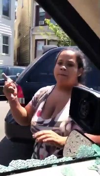 Elle va détruire la voiture de son ex-mari alors que ses enfants sont dedans... pas contente!!!!