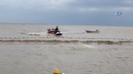 Cankurtaranlar, Deniz Ortasında Sürüklenen Teknedeki Vatandaşları Kurtardı