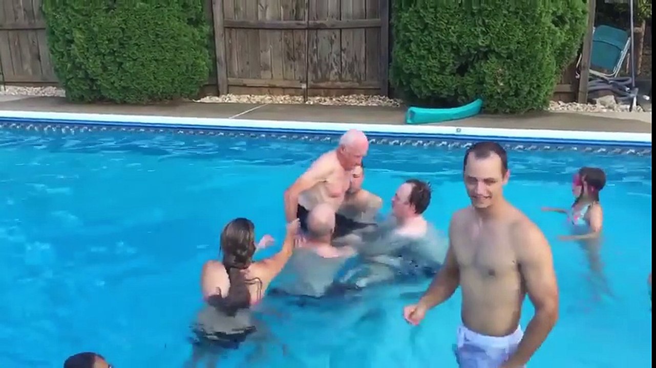 Un papi de 79 ans fait un backflip dans une piscine