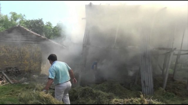 ZJARRI RREZIKON BANESAT NE NIKEL TE KRUJES, BANORET SHUAJNE VETE FLAKET LAJM