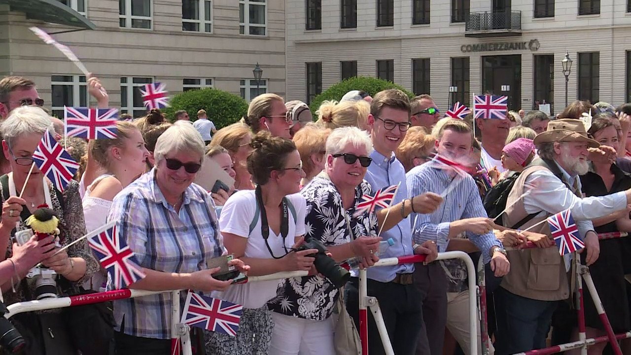 Umjubelter Empfang für Prinz William und Ehefrau Kate in Berlin