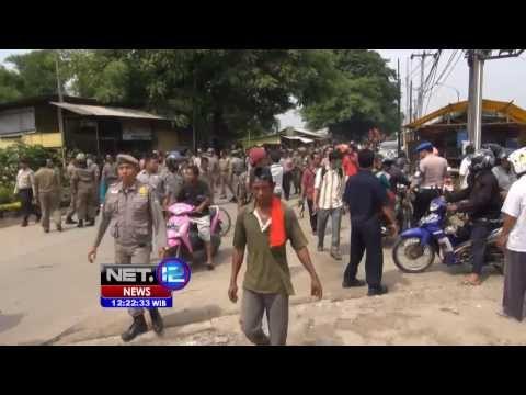 NET12 - Kericuhan terjadi dalam pembongkaran bangunan liar di sepanjang kali Maseng, Bekasi