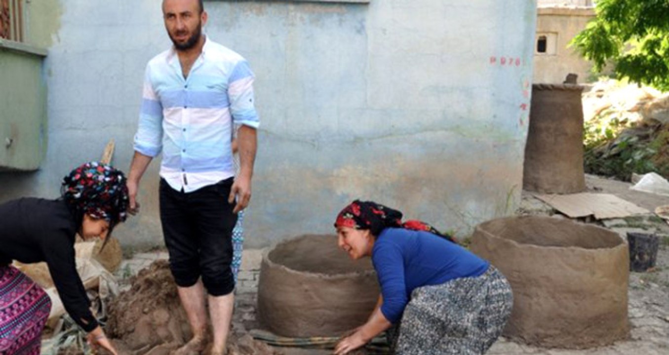 Muş Hasköy'de Tandır Yapan Vatandaşlar Ekmeklerini Topraktan Kazanıyorlar -  Dailymotion Video