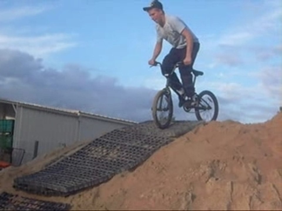 Sequence j-m ki tombe ds sable