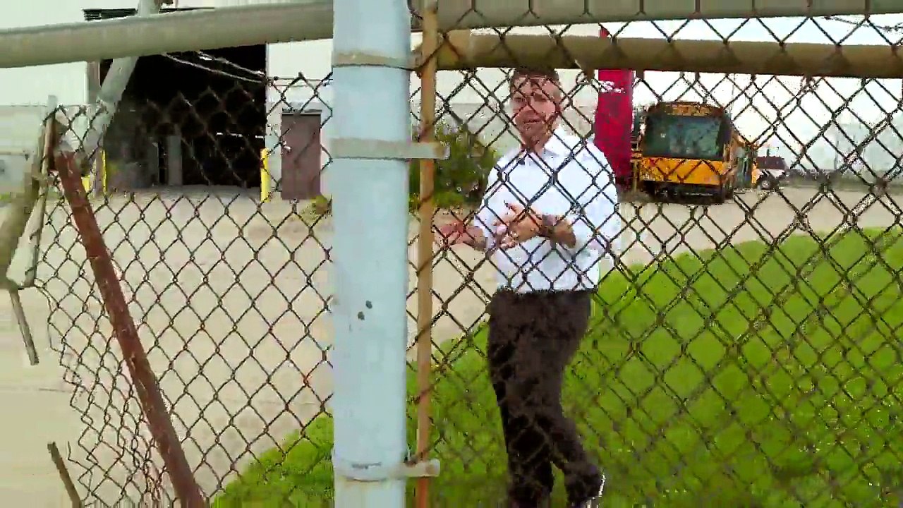 Burglar Steals Van to Break Out of Auto Body Shop After Getting Locked In