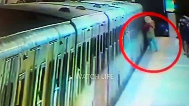 Roma donna trascinata in metro | Rome woman dragged by subway train.