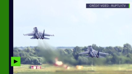 Le spectacle de voltige aérienne et des avions de chasse au MAKS 2017