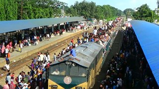 Eid passenger crowd on the roof of Dewangang Express Train of Bangladesh Railway / Dangerous video footage