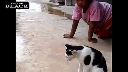 عجيب ضفدع يأكل تعبان..A strange frog eating a snake