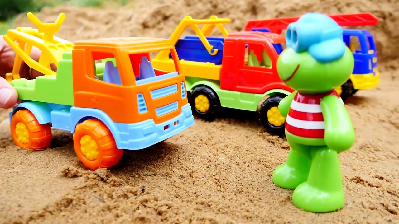 Vidéo éducative.️Jeux de plage avec sable️. Grenouille, camions et #déballage d'un œuf surprise