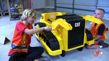 Et chat enfant enfants équitation déballage Trax bulldozer tror