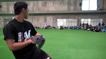 ピッチャー平沢(内野手)相手に田村がキャッチングの練習。吸い込まれるようなキャッチングにカメラが接近【広報カメラ】