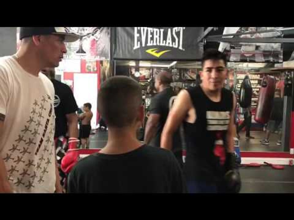 Leo Santa Cruz Crushing The Mitts Going 1000% - esnews boxing